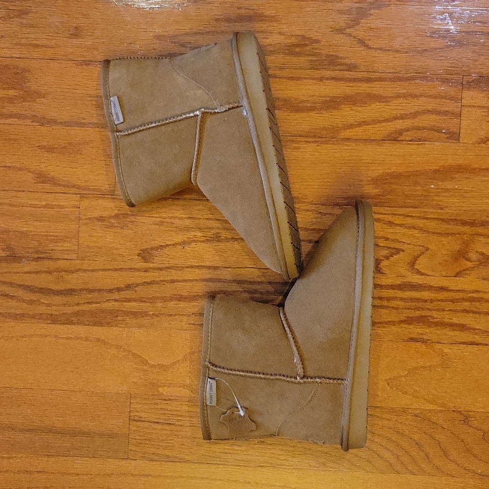 Minnetonka mini shearling boots size 8M